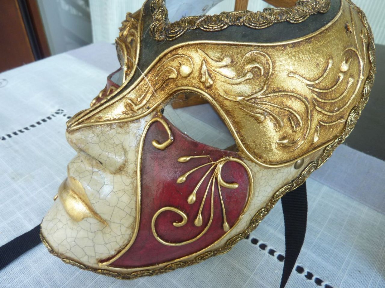 masque visage fait main en papier mâche, couleur rouge , blanc, noir et or, gallon doré