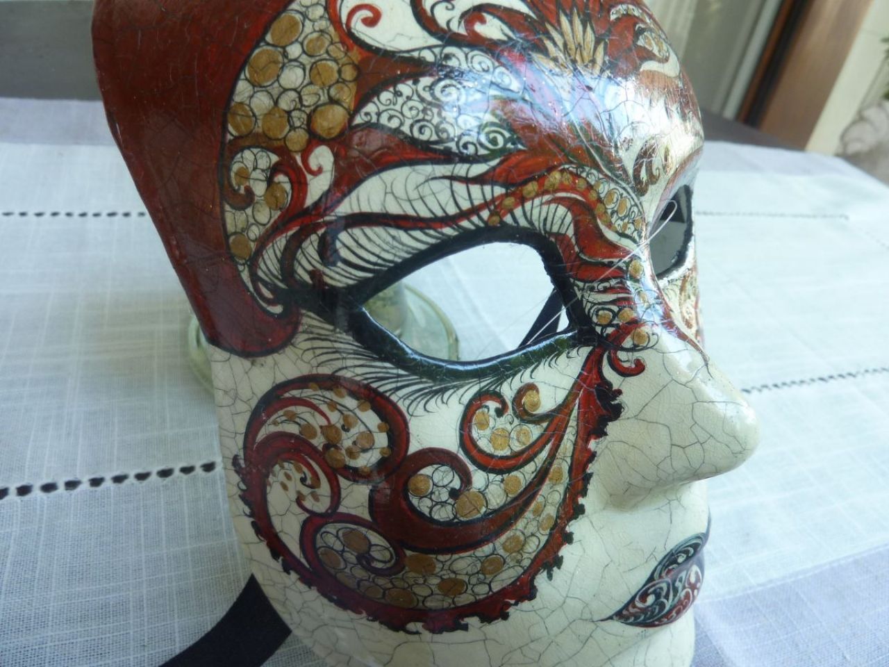 masque visage en papier mâché dessiné à la main ar ne artiste vénitienne, pièce unique