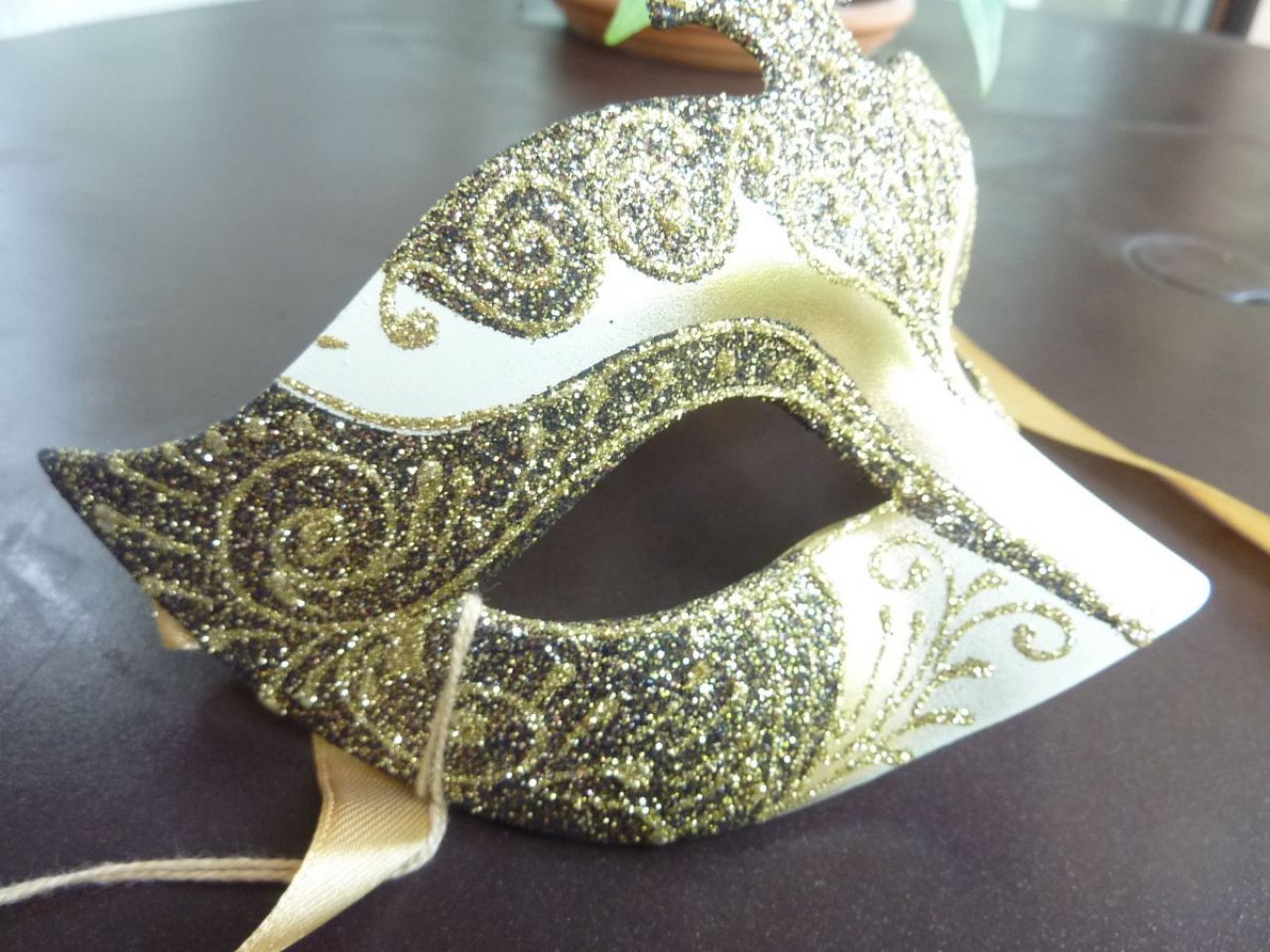 masque loup pour femme, décoration la main , arabesques en glitter doré