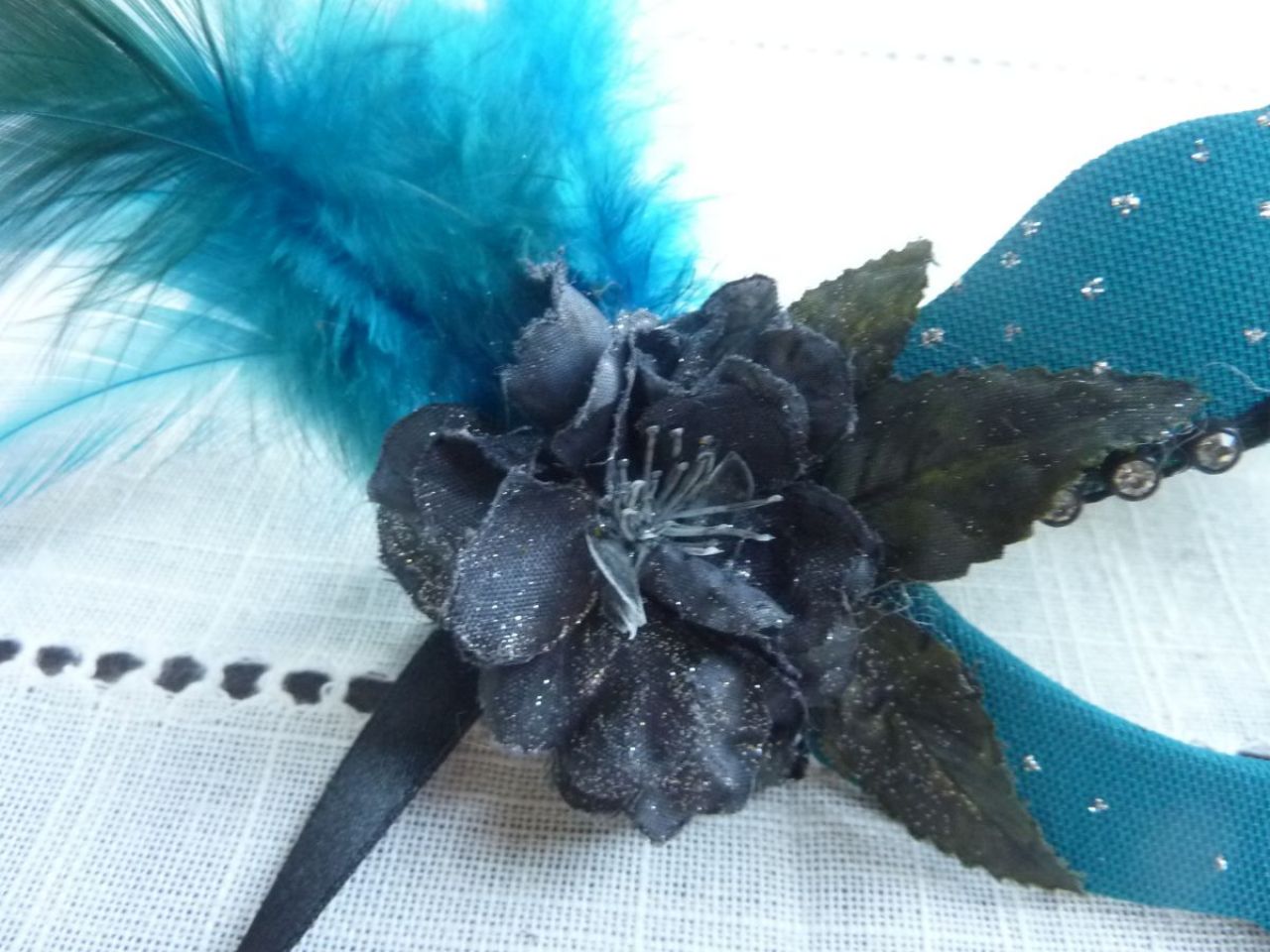 masque loup recouvert de tissu turquoise paillette, strass, rose noir, plumes