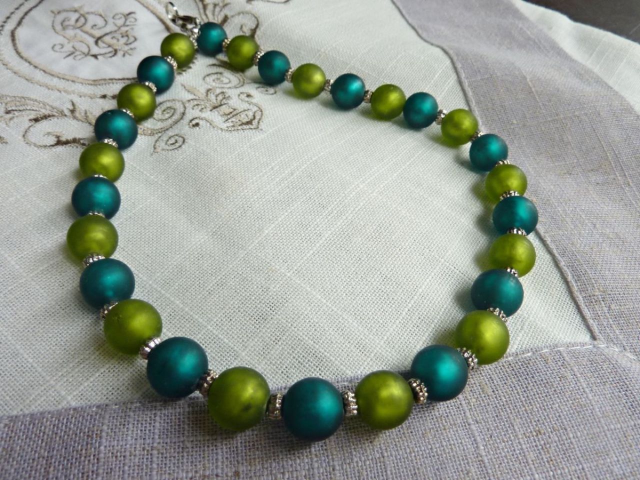 collier en perles de verre de Murano bicolores vert et bleu vert, verre satiné, fermeture à mousqueton 