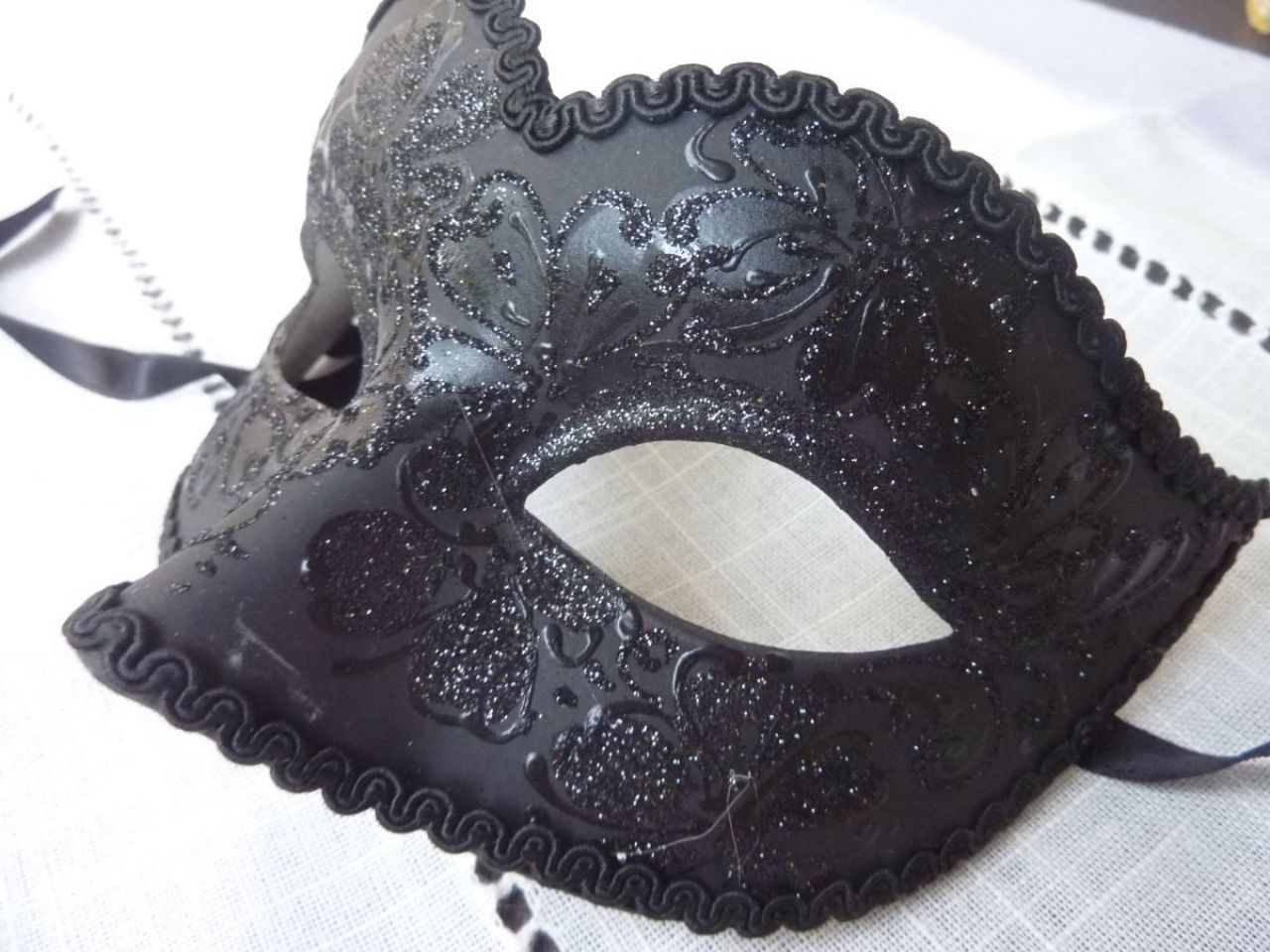 masque loup noir avec dessin de fleur fait main en paillettes. Gallon noir