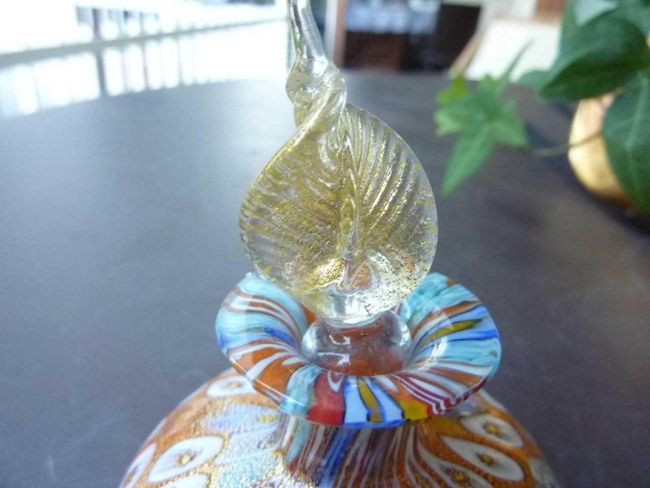 flacon à parfum en verre millefleur, travail traditionnel du verre à Murano, recouvert d'une fine feuille d'or