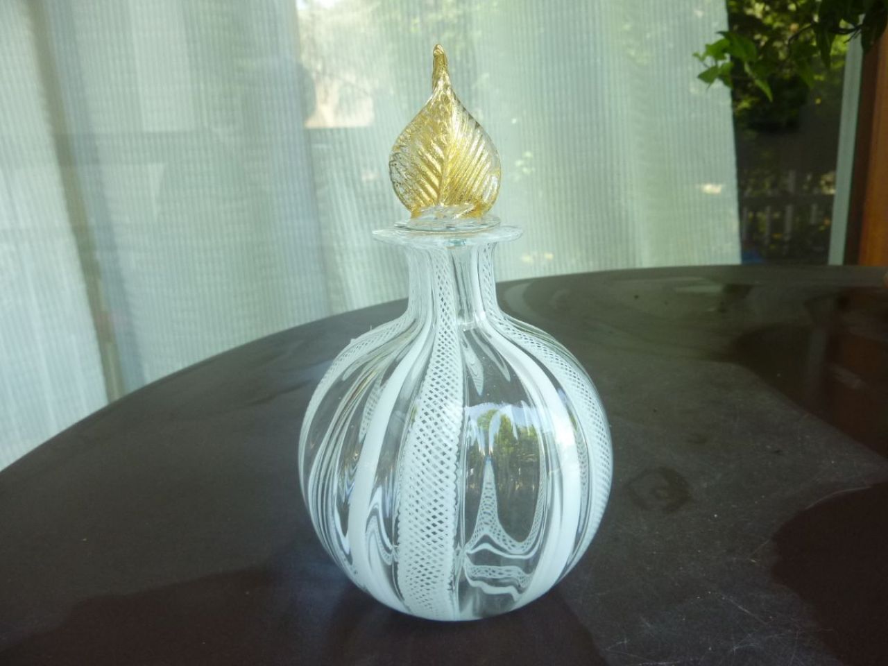 flacon à parfum en verre soufflé "filigrana", magnifique réalisation des artisans de Murano, bouchon en cristal à forme de feuille recouverte d'or