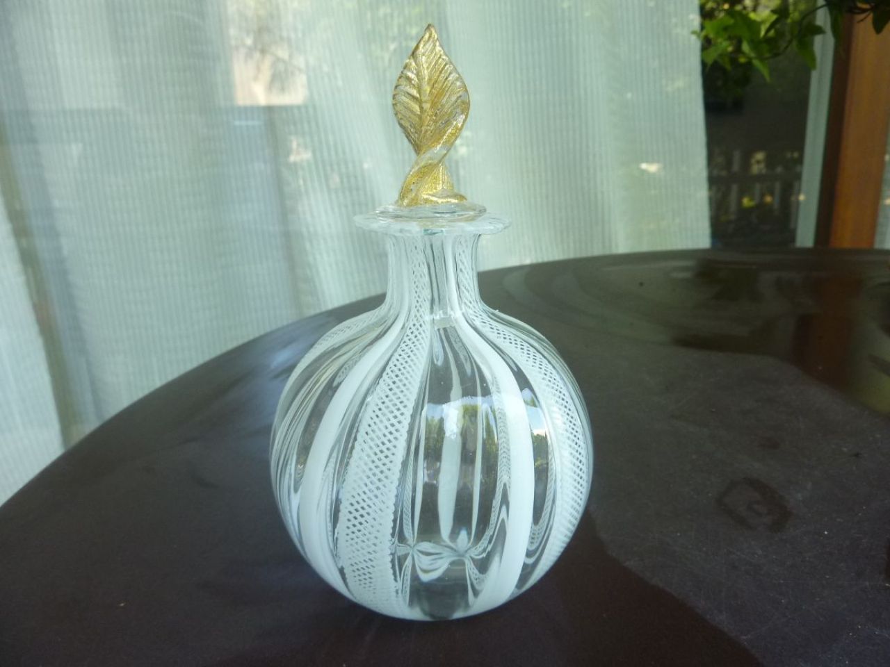 flacon à parfum en verre soufflé "filigrana", magnifique réalisation des artisans de Murano, bouchon en cristal à forme de feuille recouverte d'or