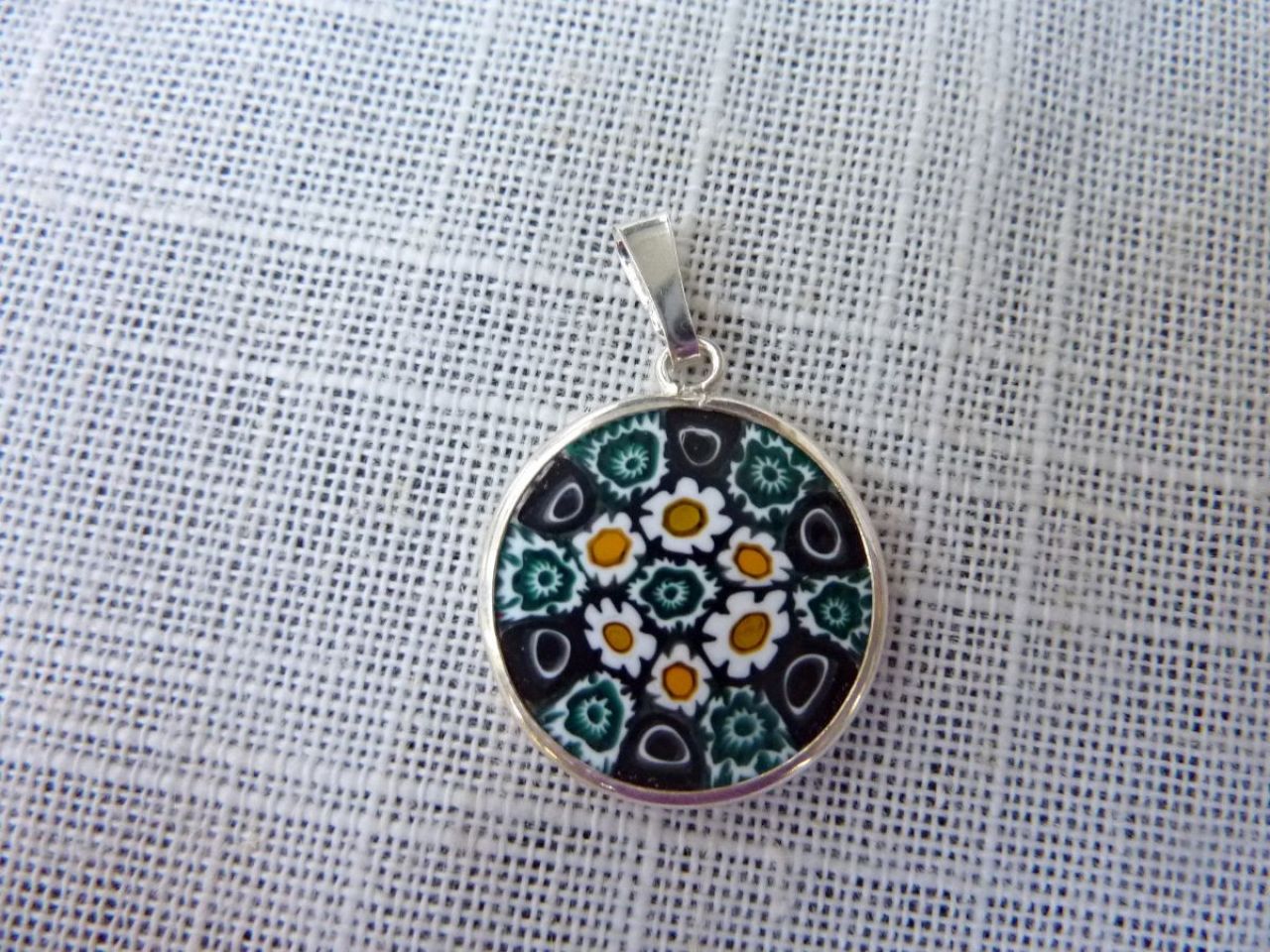 pendentif millefleur en verre de Murano, fait main, couleur vert et jeune, cerclage en argent