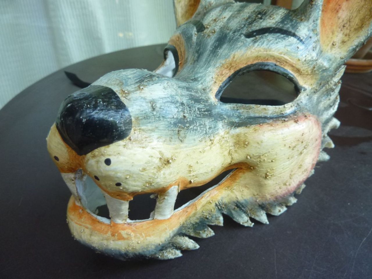 masque de loup en papier mâché pour le déguisement et le théâtre, fait à la main