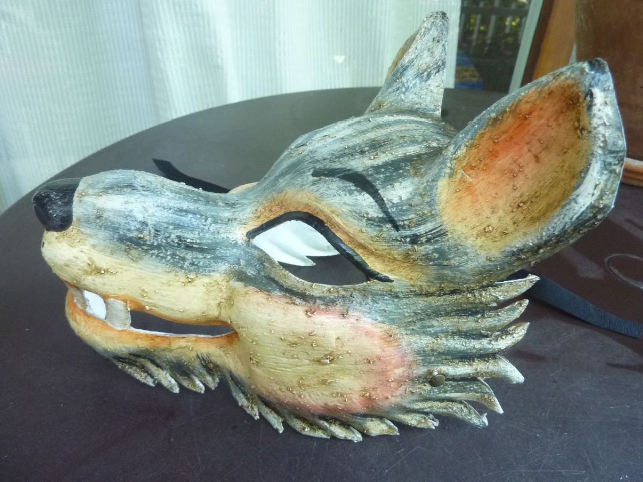 masque de loup en papier mâché pour le déguisement et le théâtre, fait à la main