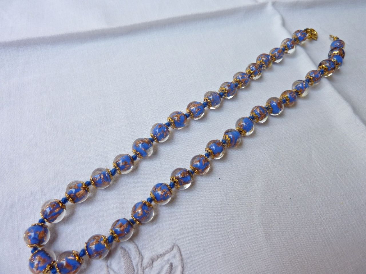 collier en verre de murano couleur bleu avec incrustation de verre aventurine