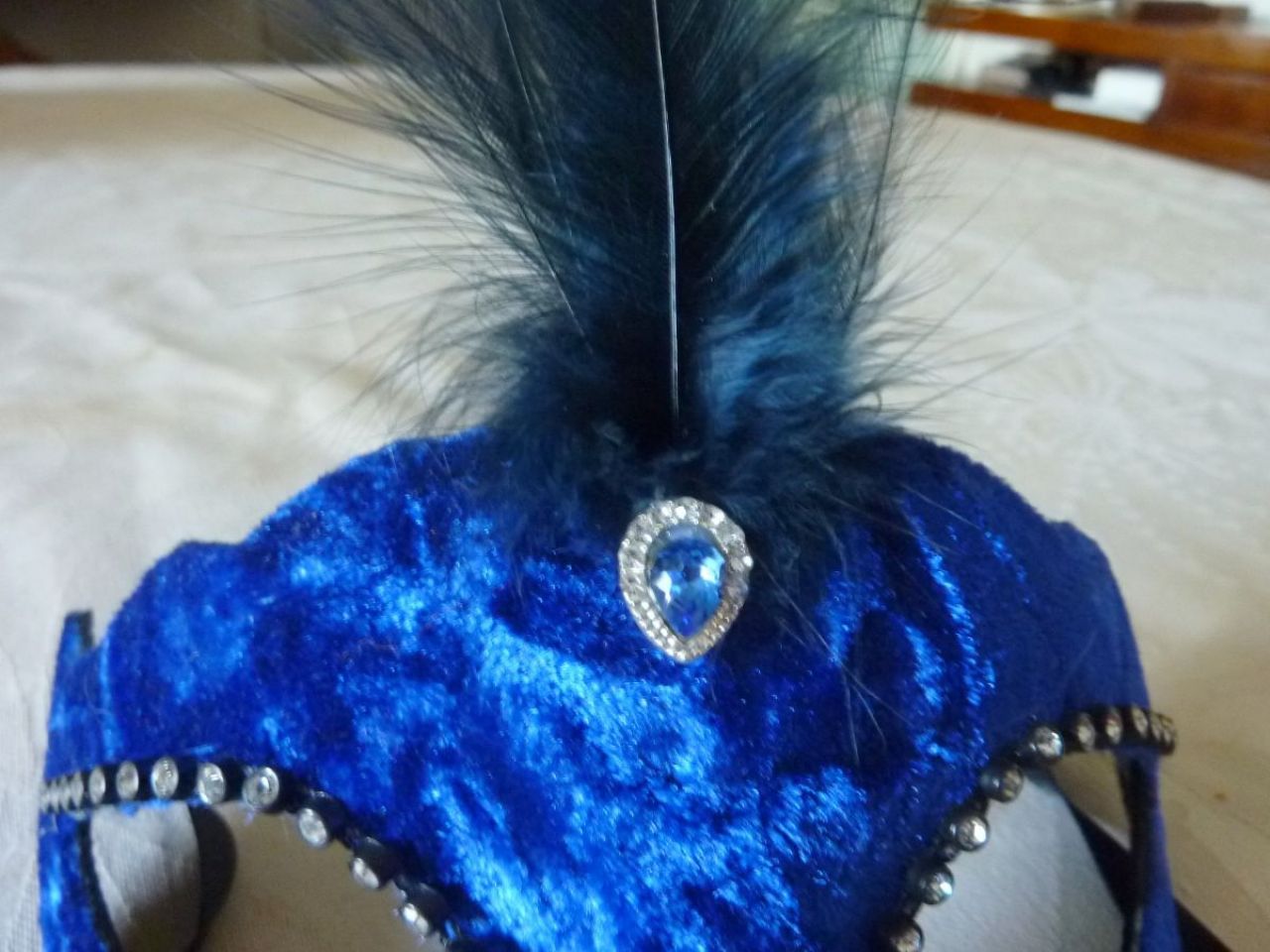 masque loup en velours bleu, petites plumes centrales avec bijoux, strass autour des yeux , très léger et facile à porter  