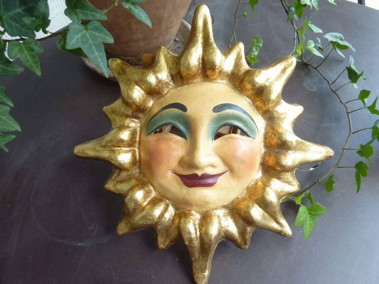 masque soleil pour la décoration, papier mâché, feuille d'or, dessin fait main