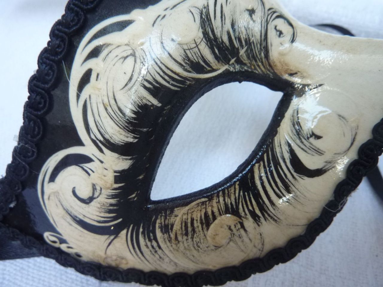 masque loup "cygne", dessiné à la main en noir et blanc, gallon noir tout au tour.