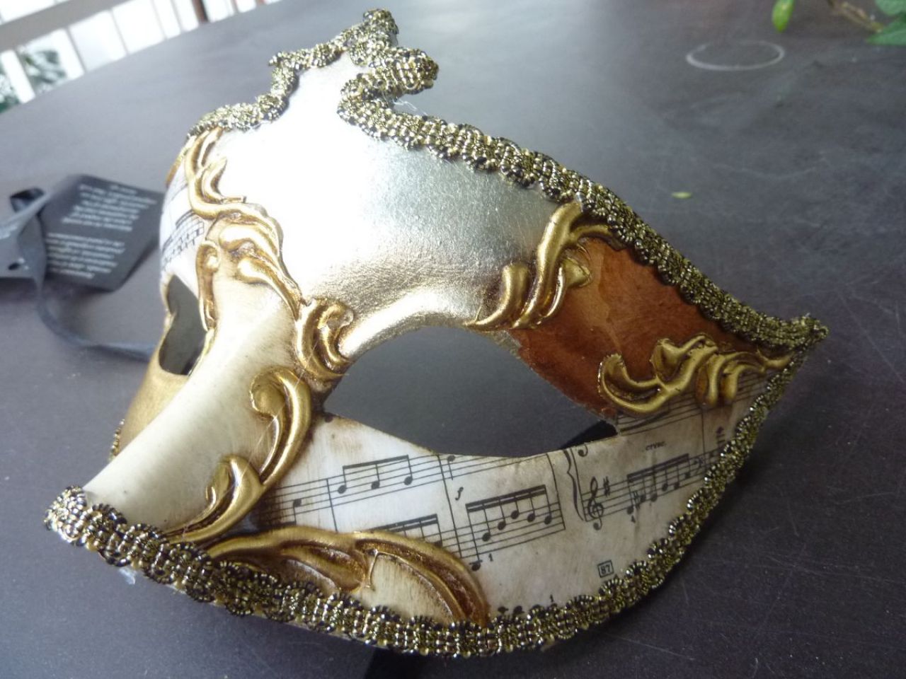 masque loup pour femme, feuille d'or, d'argent et de cuivre, reproduction de partitions musicales