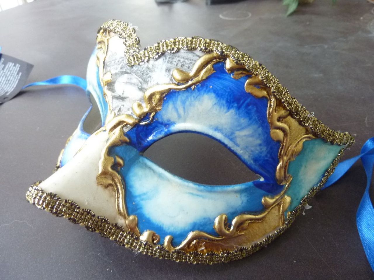 masque loup à losange tons de bleu, fond blanc, image de Venise.