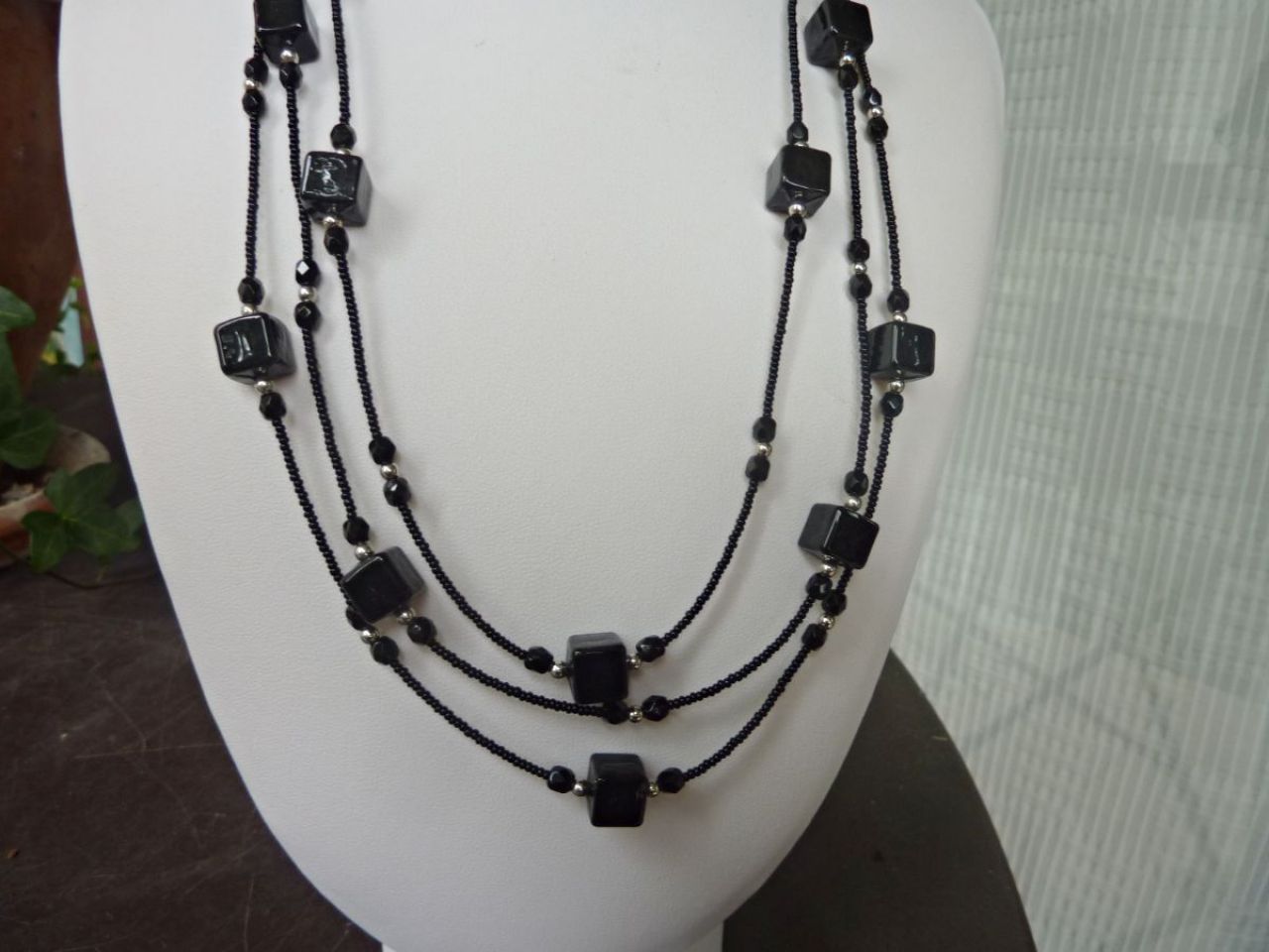 collier en verre de Murano noir, perles à forme de cube, petits cristaux, rocailles