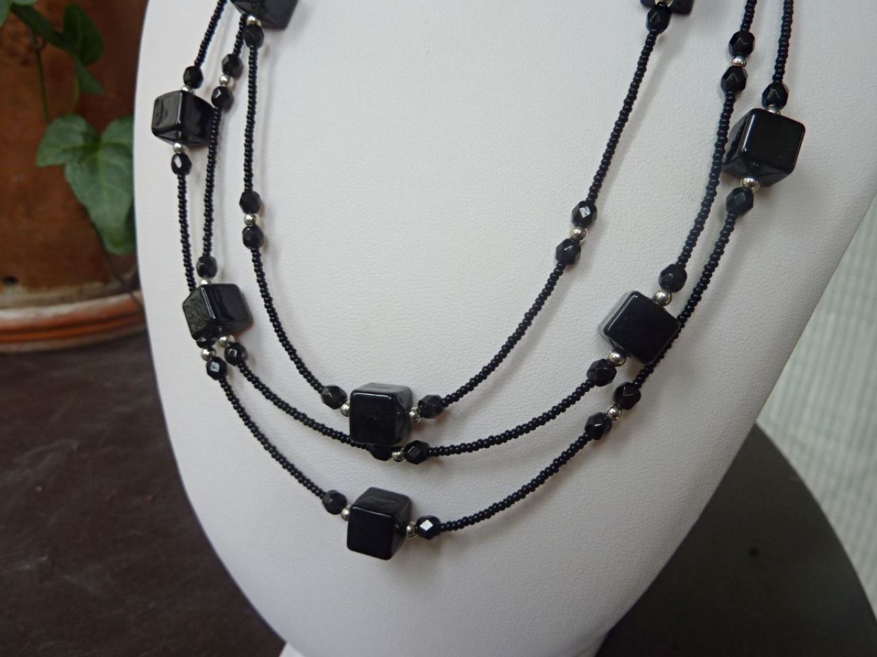 collier en verre de Murano noir, perles à forme de cube, petits cristaux, rocailles
