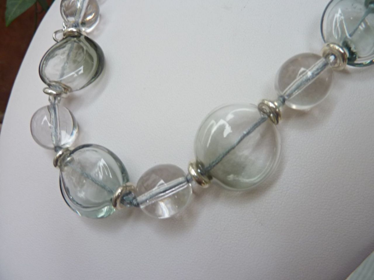 collier en verre de Murano fait main, perles rondes plaines et plates soufflées et transparents avec reflets gris clair