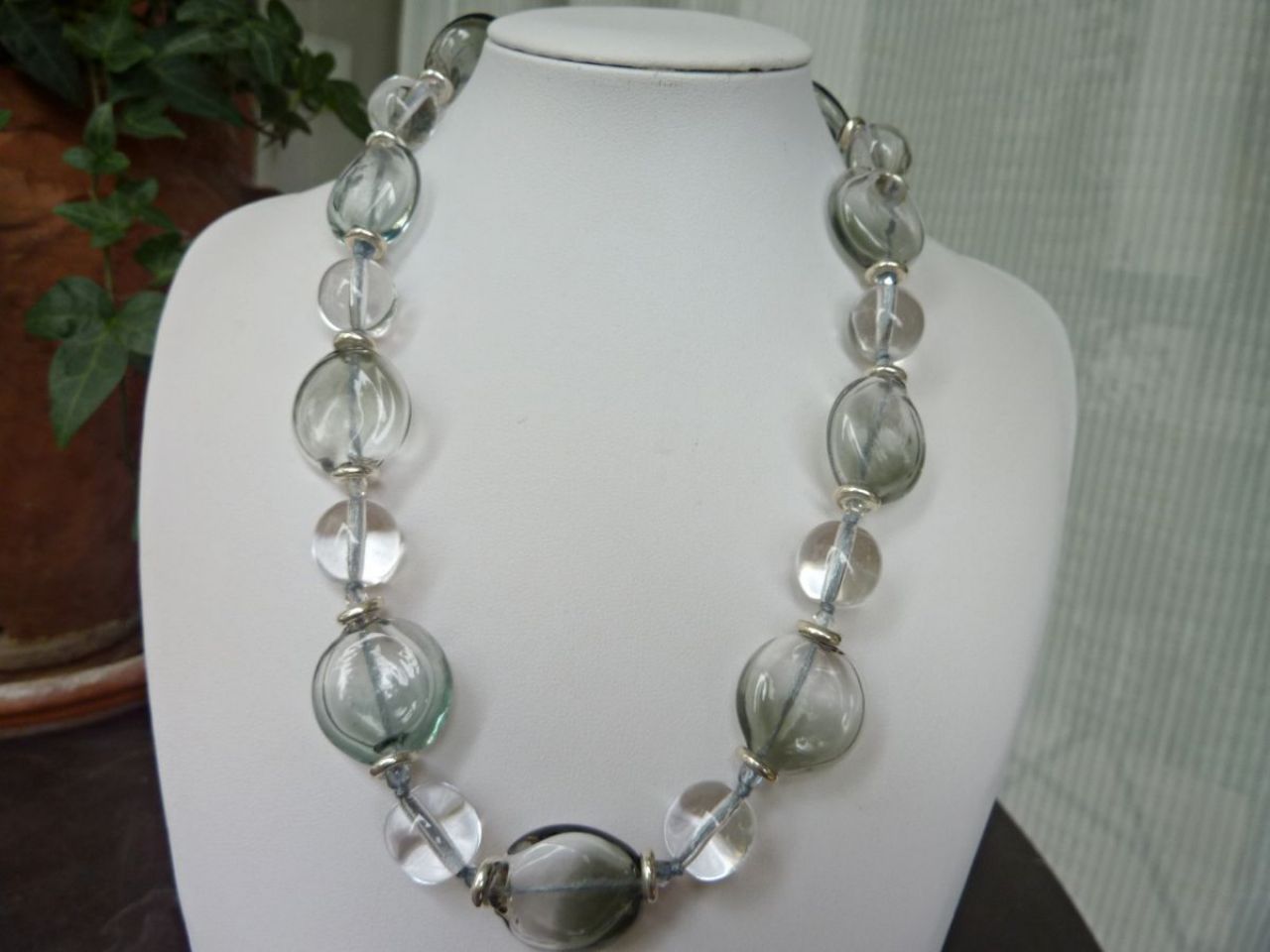 collier en verre de Murano fait main, perles rondes plaines et plates soufflées et transparents avec reflets gris clair