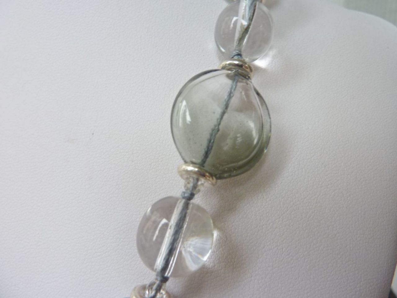 collier en verre de Murano fait main, perles rondes plaines et plates soufflées et transparents avec reflets gris clair