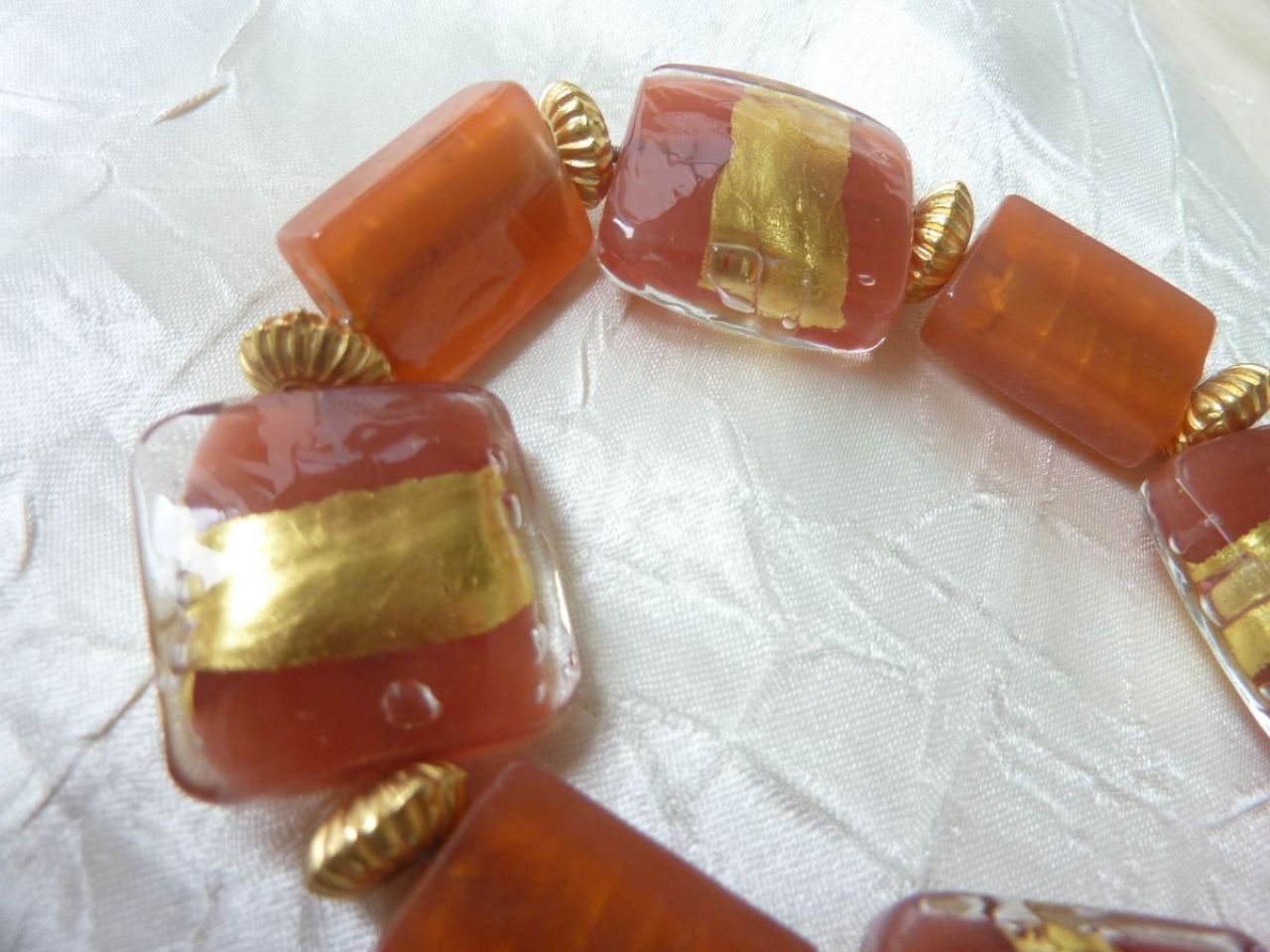 bracelet en verre de murano, perles carrées et rectangulaires avec incrustationsfait  de feuille d'or, fait main