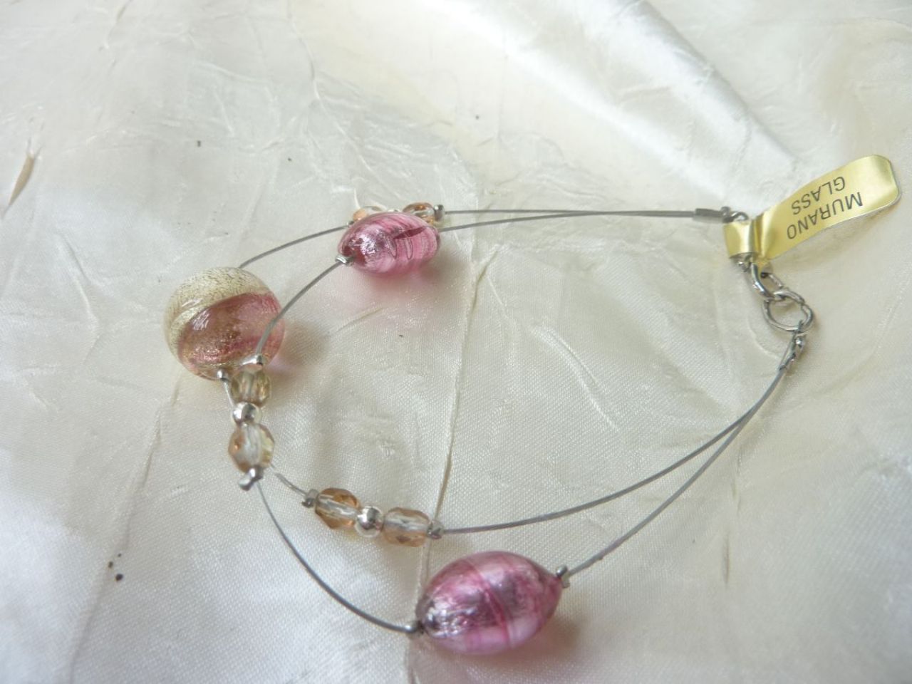 bracelet  3 perles en verre de murano fait main, couleur rose avec incrustations de feuille d'argent, fil en acier