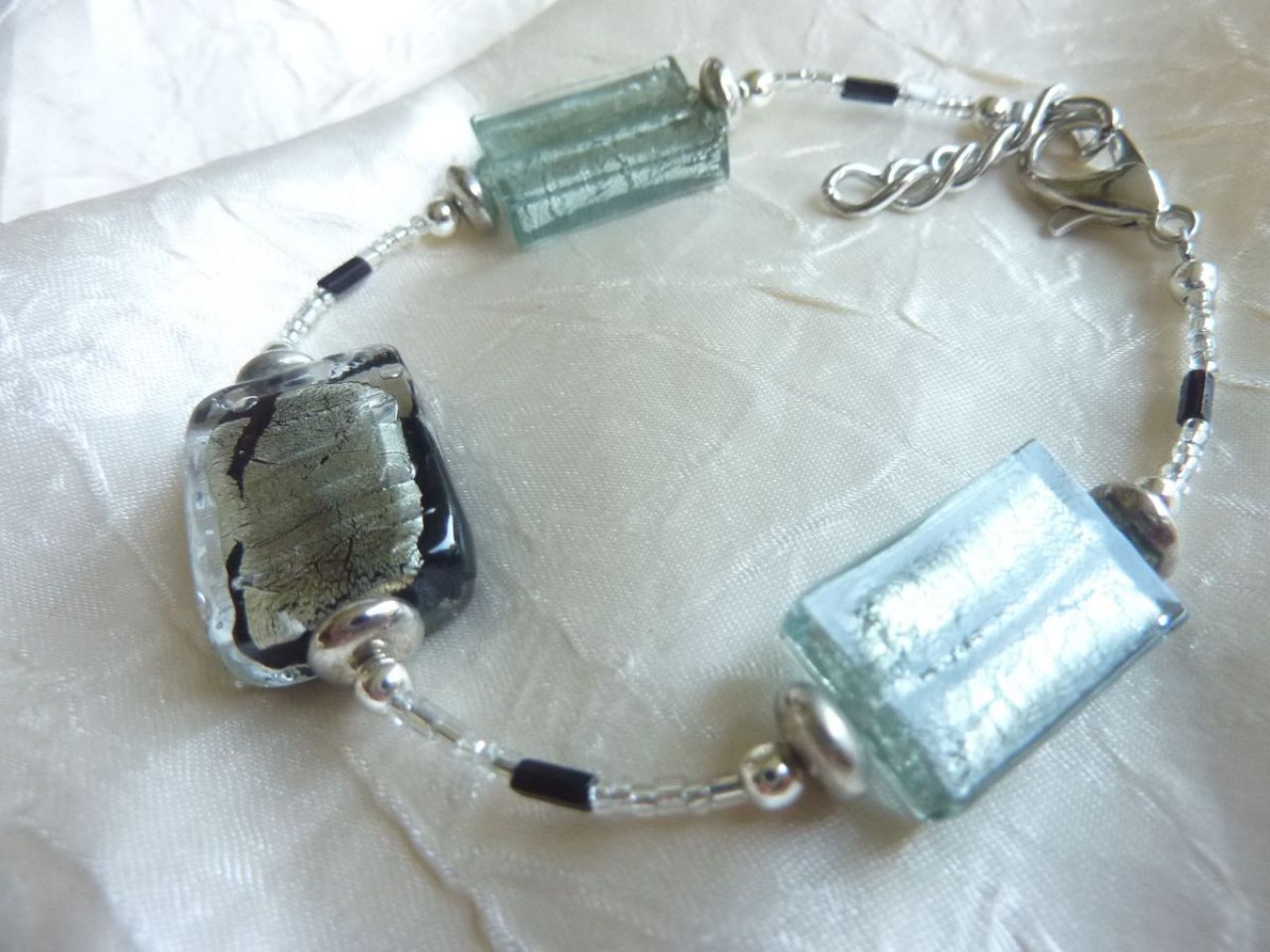 bracelet en verre de Murano, trois perles rectangulaire , rocailles ,  incrustations de feuille d'argent