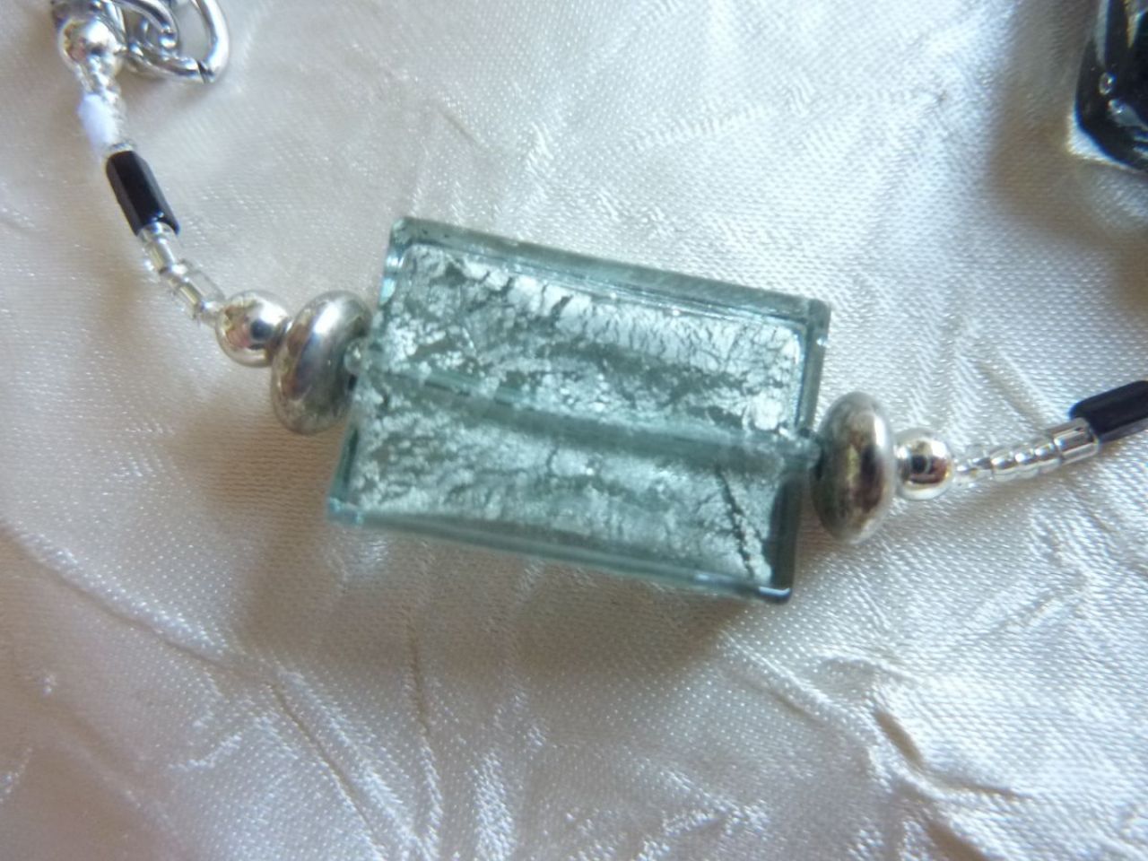 bracelet en verre de Murano, trois perles rectangulaire , rocailles ,  incrustations de feuille d'argent