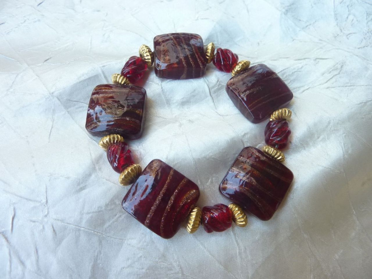bracelet en verre de Murano, perles fait main couleur rouge  foncé avec incrustation d’aventurine