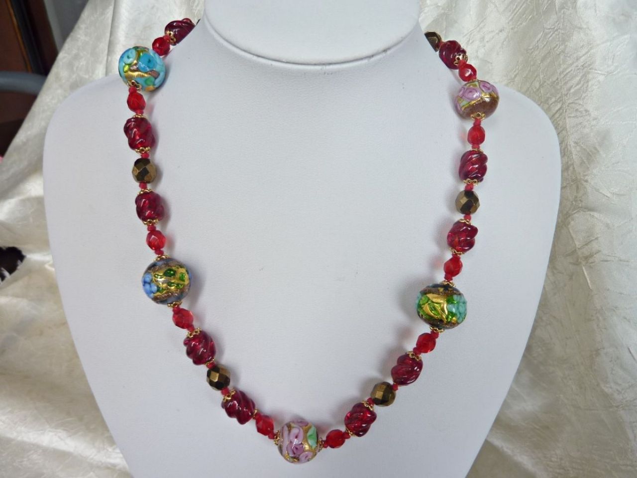 collier en verre de Murano fait main, 5 grandes perles en  fiorato veneziano plus petites perles en verre rouge