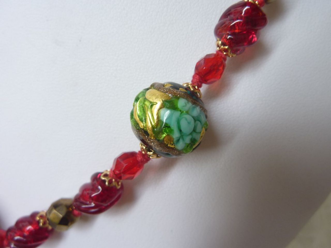 collier en verre de Murano fait main, 5 grandes perles en  fiorato veneziano plus petites perles en verre rouge