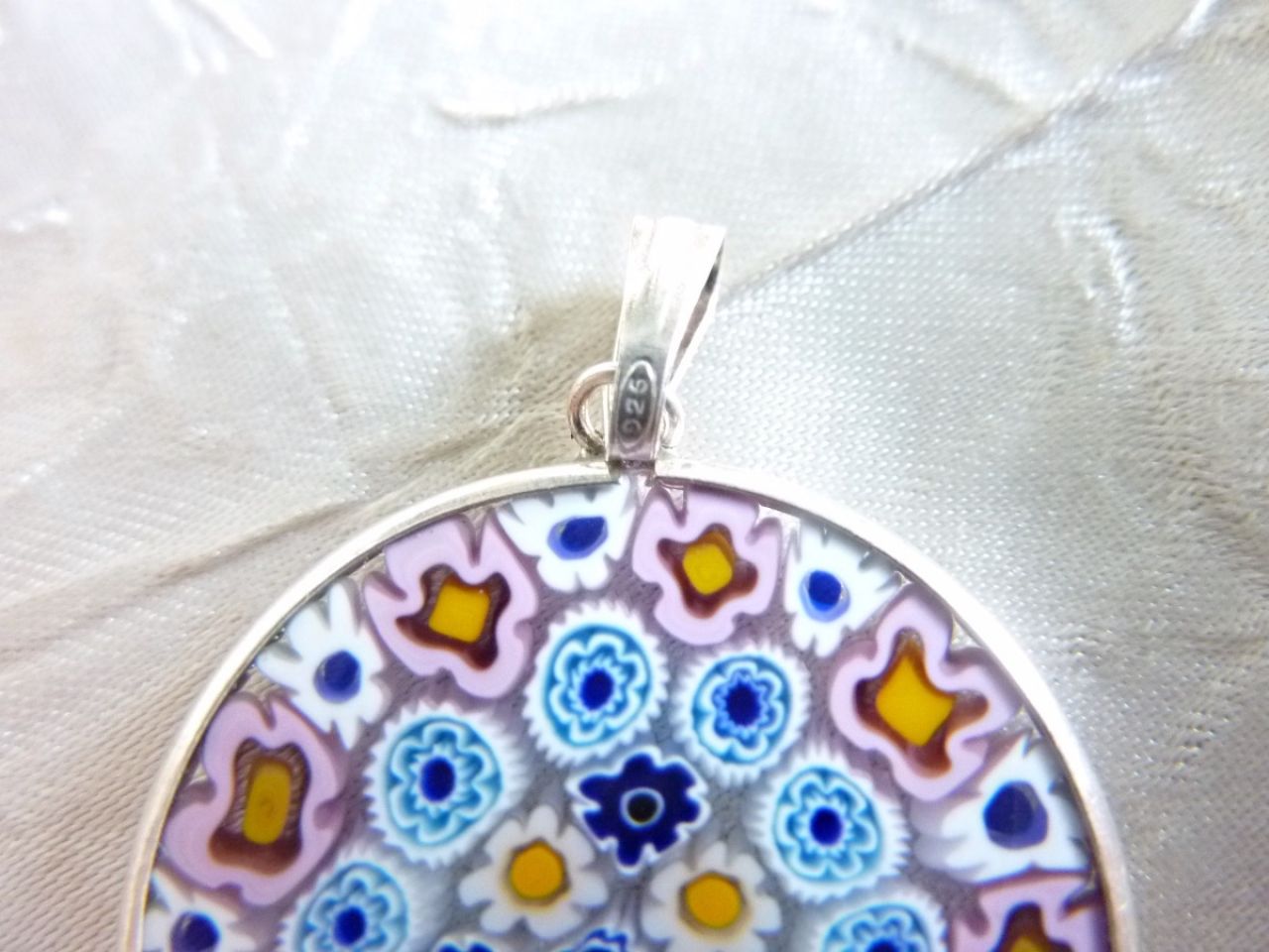 pendentif en verre de murano millefleur fait à la main , cerclage en argent