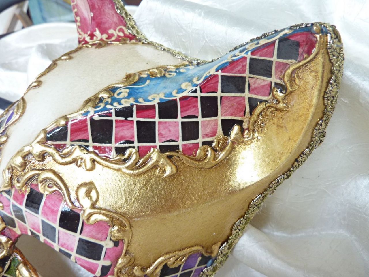 masque chat décoré à la main, application de feuille d'or et reproduction de une vu de Rialto