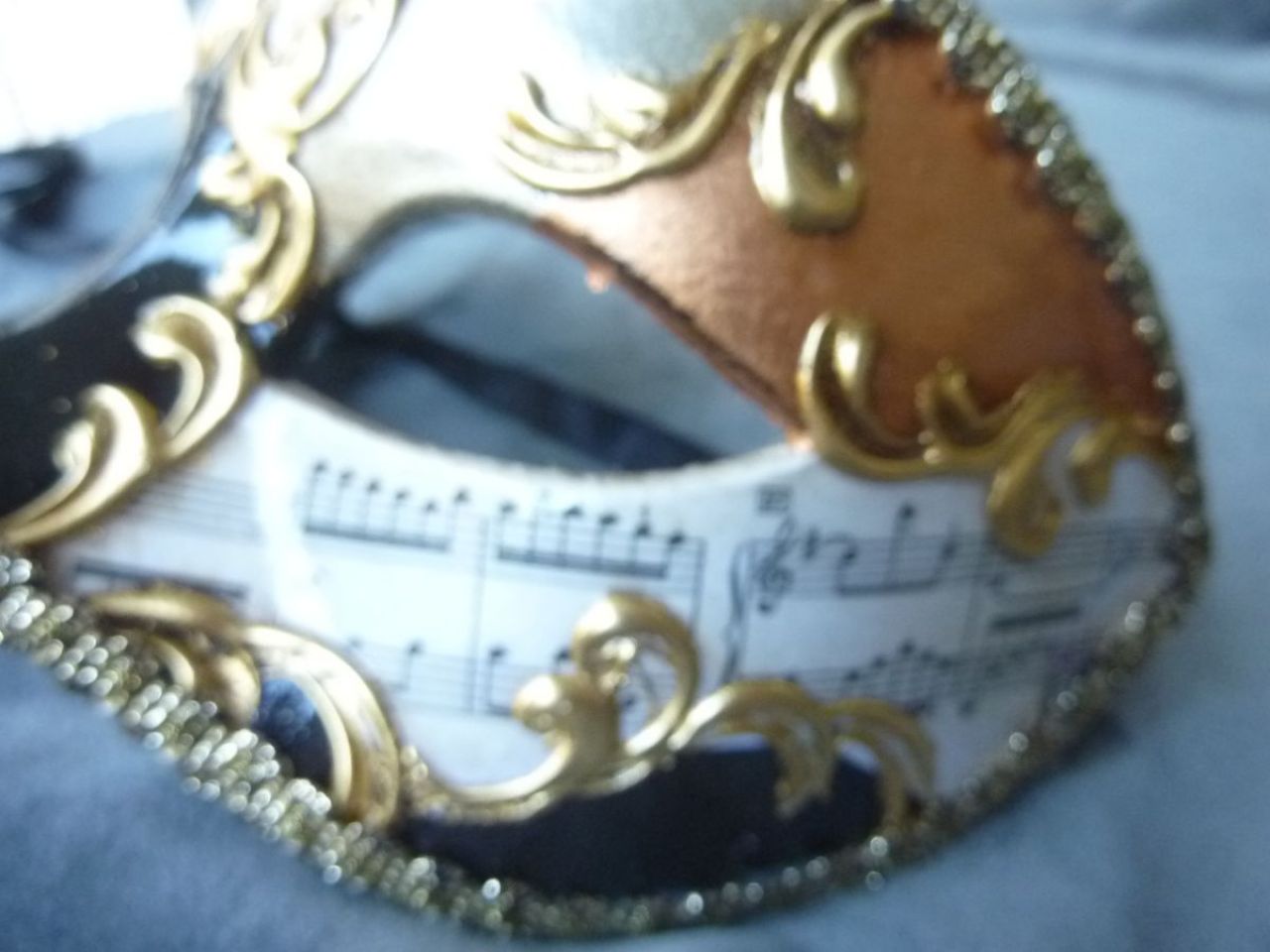 masque loup décoré à la main avec feuille d'or, d'argent, de cuivre et partition de musique,gallon doré