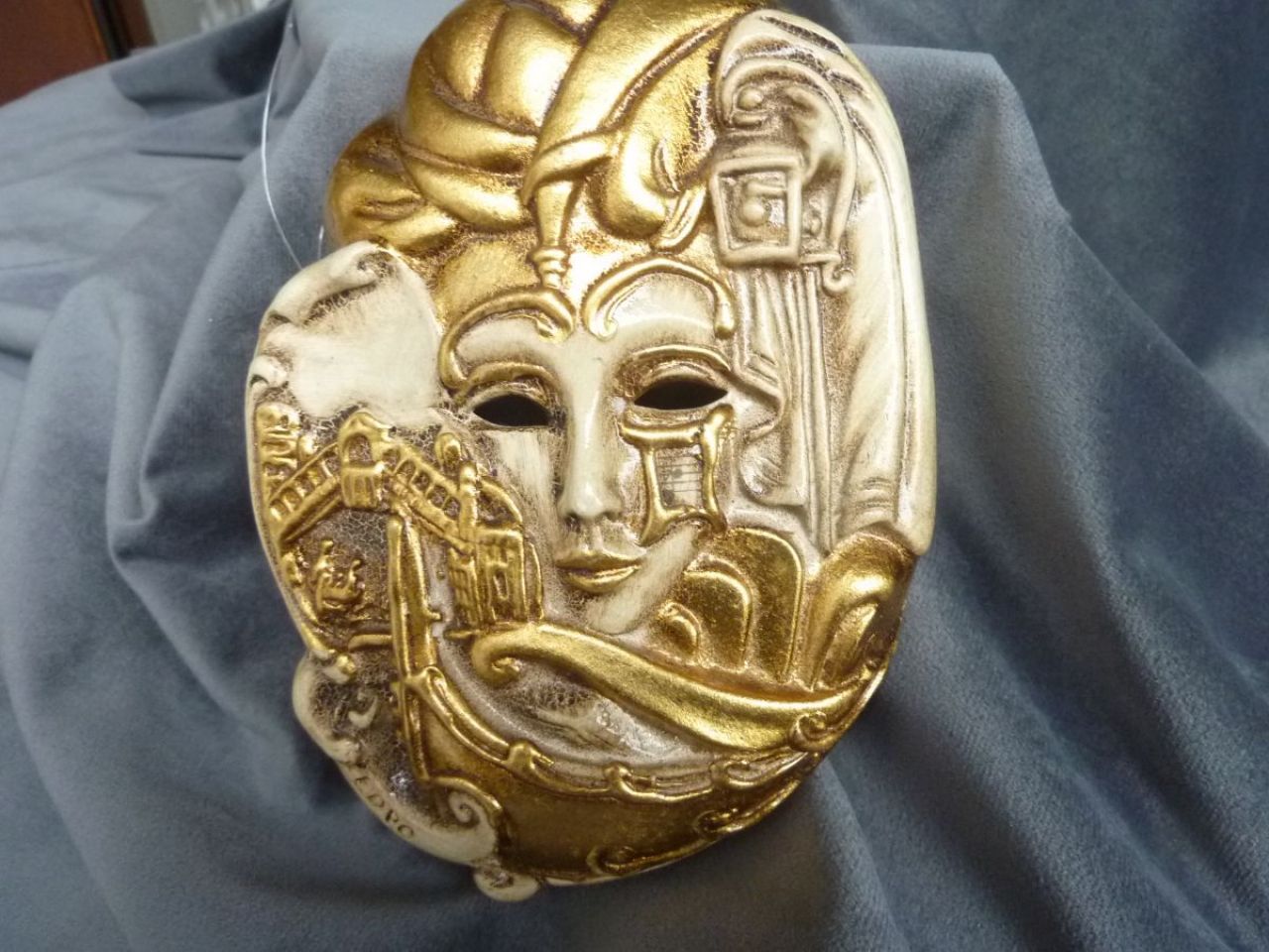 masque en céramique avec pont de Rialto e gondole, couleur ivoire et feuille d'or, à suspendre 