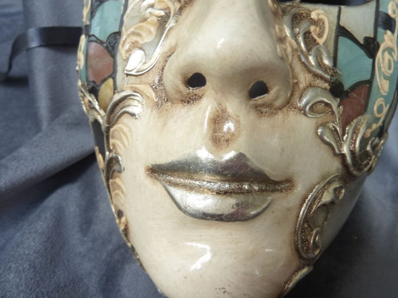 masque visage, décor fait main, sur fond blanc ivoire divers couleurs  entourées d'arabesques à la feuille d'argent,gallon argenté