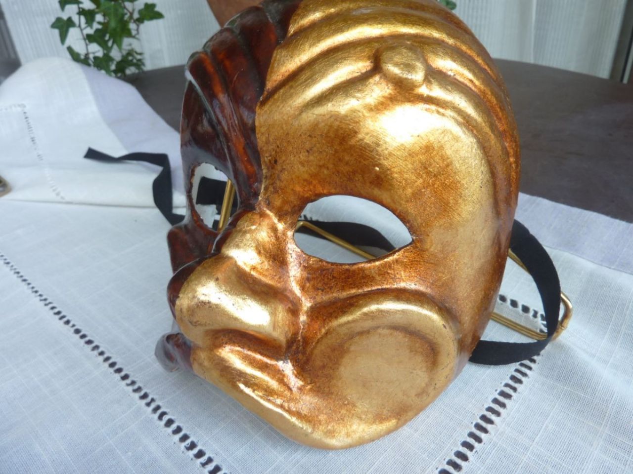 masque d'Arlequin fait main en papier et décoré à la feuille d'or