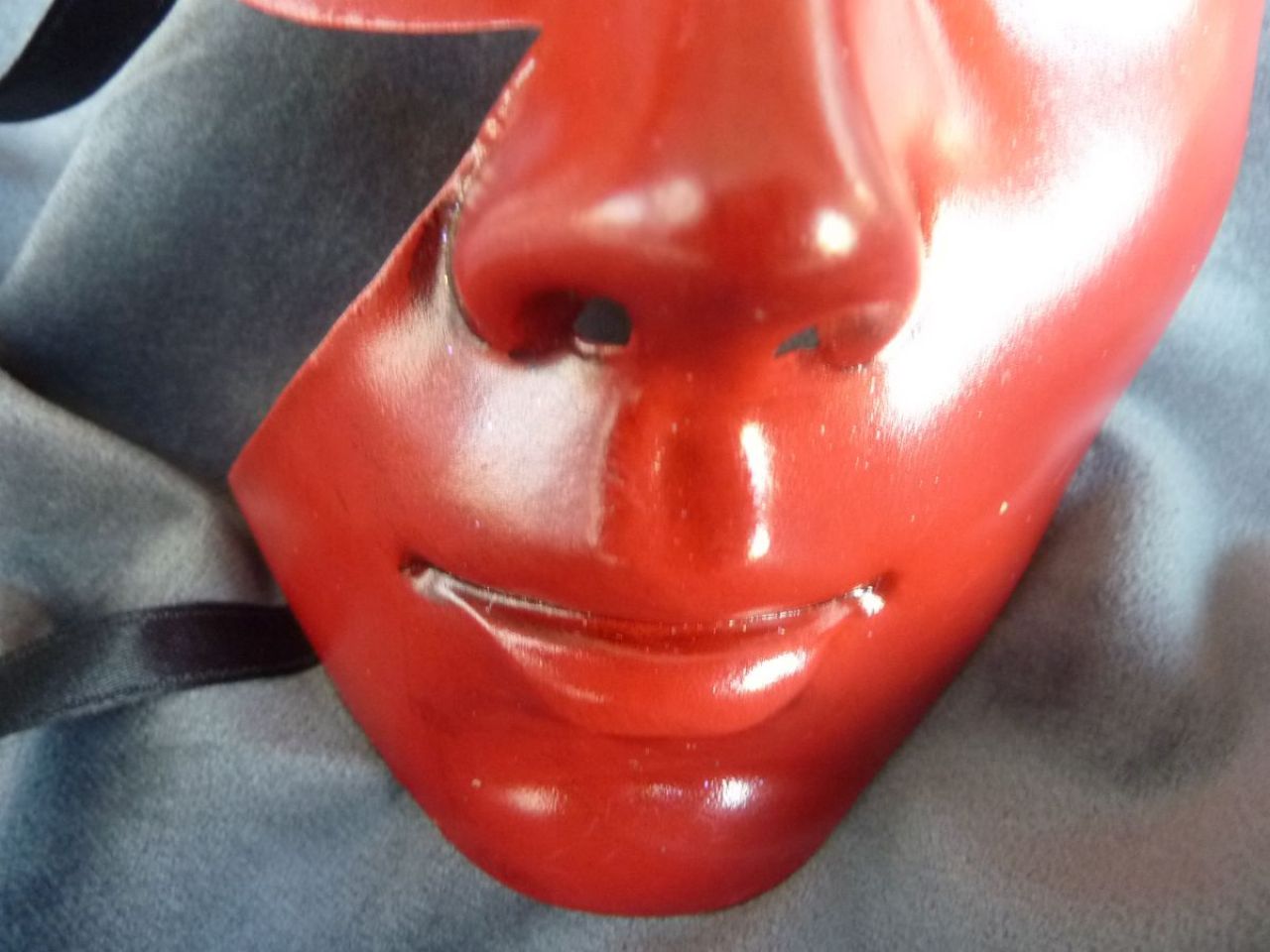 masque visage lune couleur rouge
