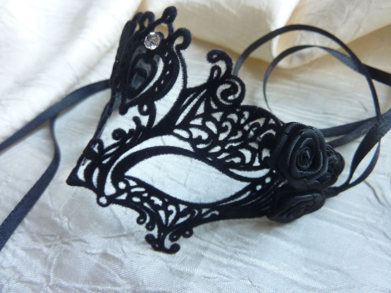 masque miniature, plumetis noir, pour collection ou décoration, il peux être utiliser comme bracelet 