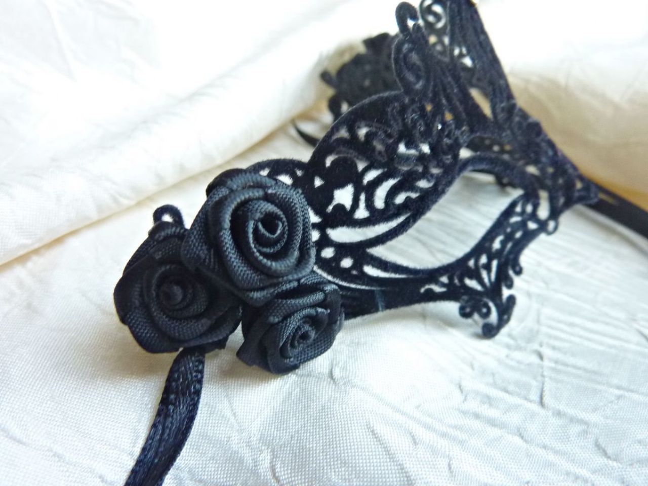 masque miniature, plumetis noir, pour collection ou décoration, il peux être utiliser comme bracelet 