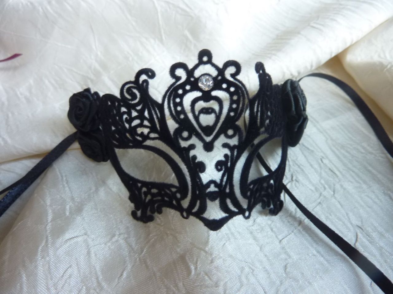 masque miniature, plumetis noir, pour collection ou décoration, il peux être utiliser comme bracelet 