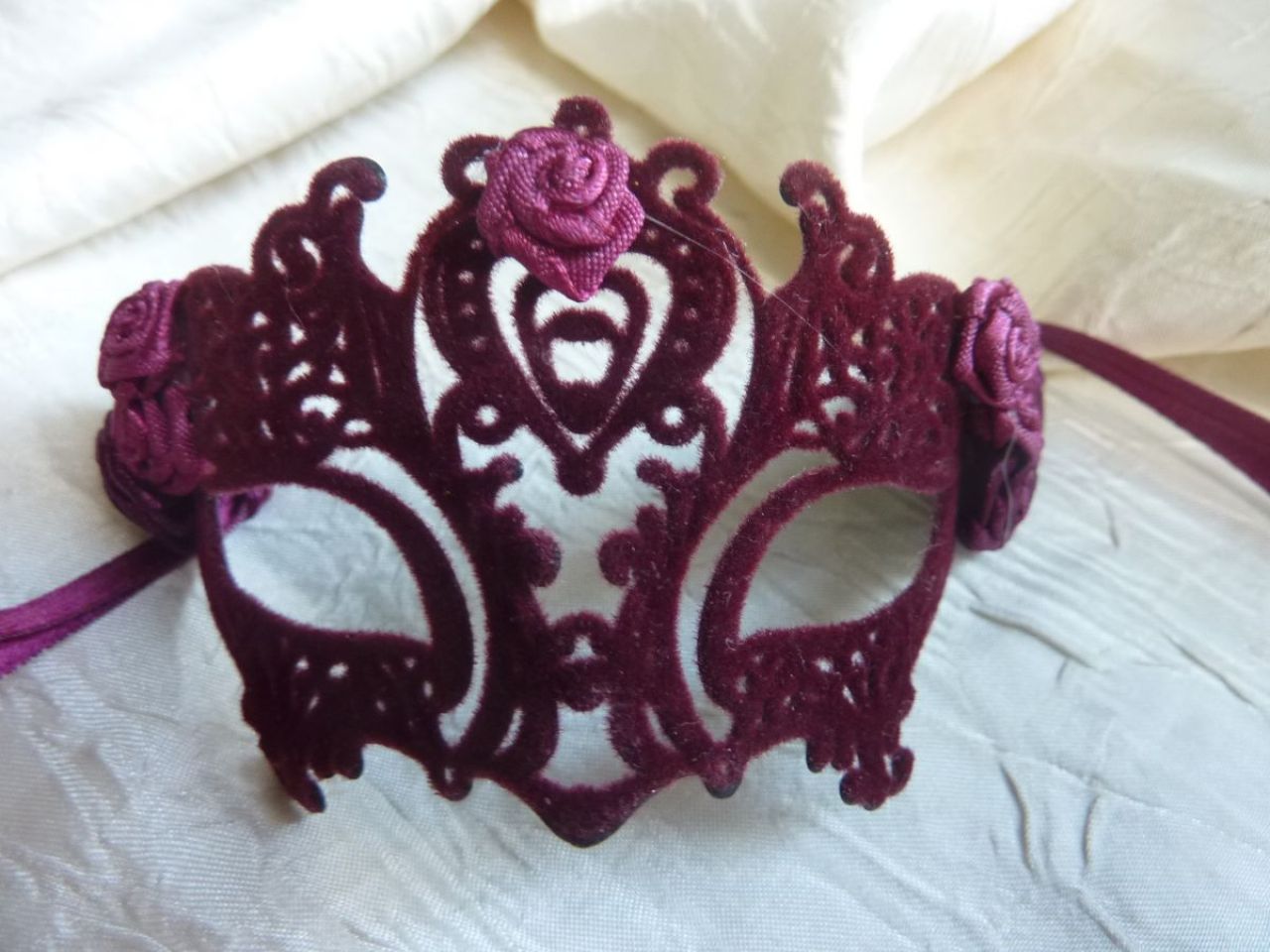 masque miniature en dentelle de métal avec plumetis bordeaux, petites roses en tissu