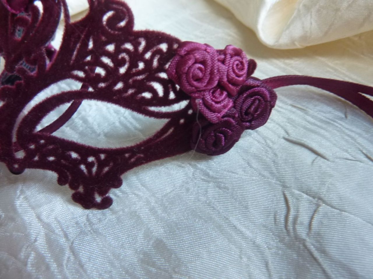 masque miniature en dentelle de métal avec plumetis bordeaux, petites roses en tissu