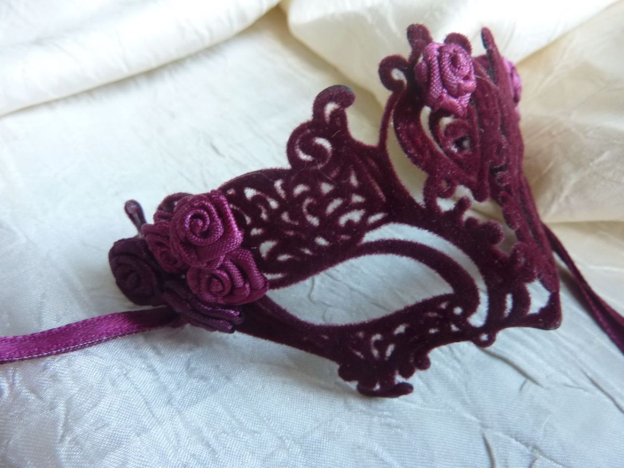 masque miniature en dentelle de métal avec plumetis bordeaux, petites roses en tissu