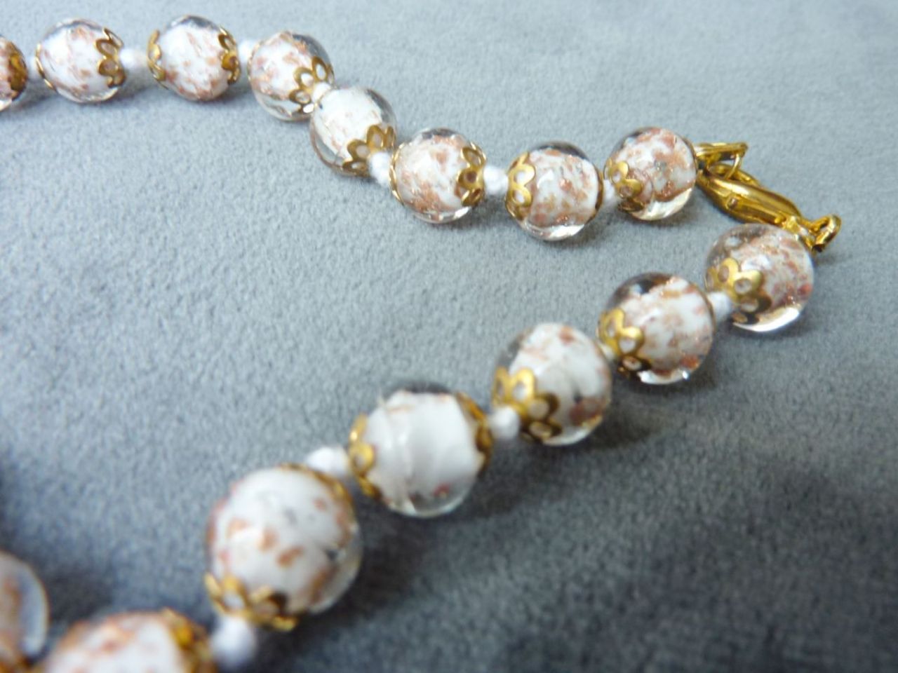 collier en perles de murano blanc casse avec avventurina, coupelles et mousqueton dorés 