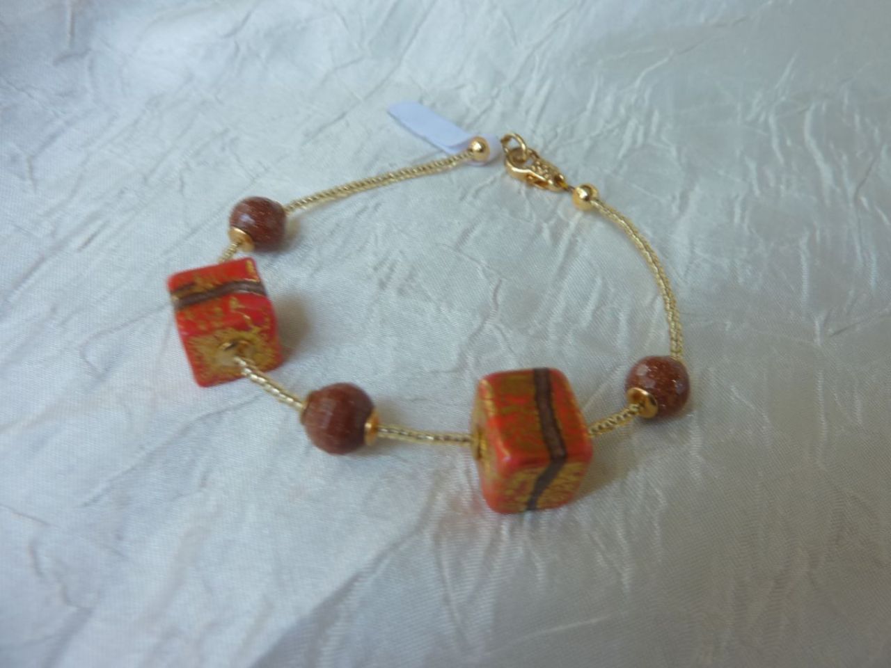 bracelet avec 2 perles à forme de cube fait main, fil en roccailles, feuille d'or