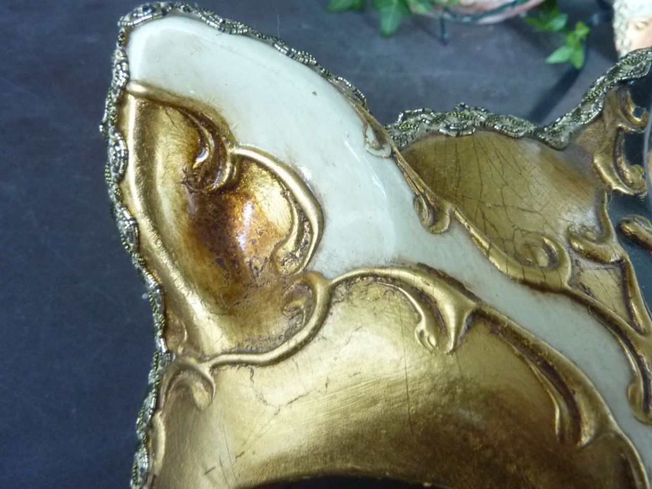 masque chat décoré à la main, sur fond blanc et noir arabesques à la feuille d'or, reproductions de vues de Venise