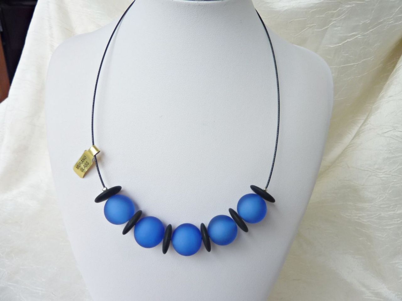 collier perles en verre de Murano bleu et noir, satiné, fait main44