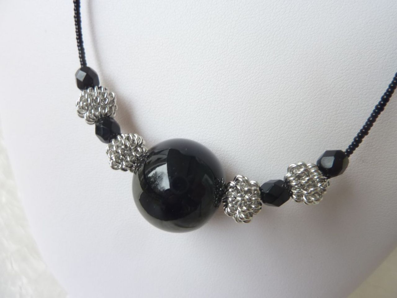 collier avec une perle en verre soufflé noir,cristaux noir, fil de rocaille