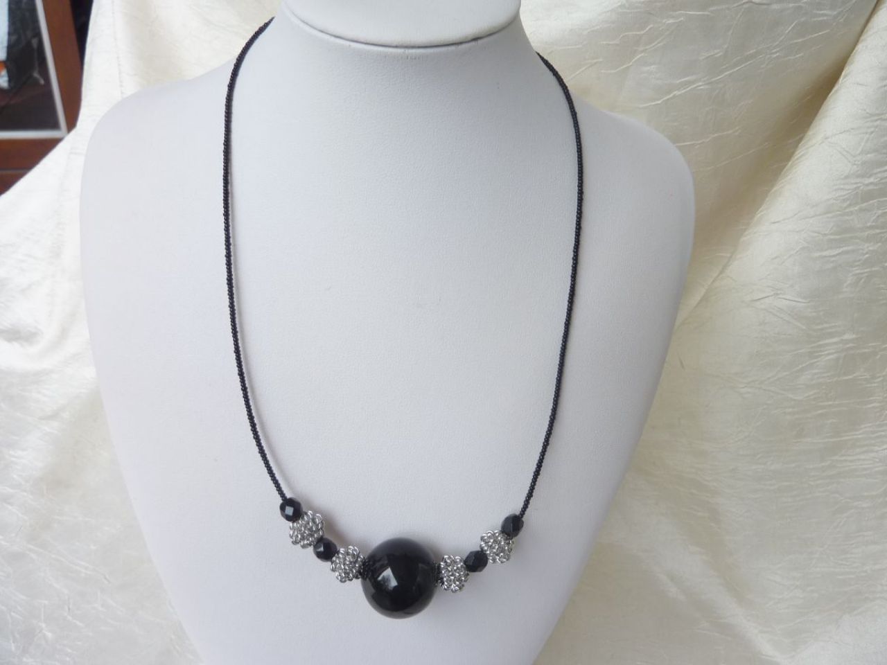 collier avec une perle en verre soufflé noir,cristaux noir, fil de rocaille