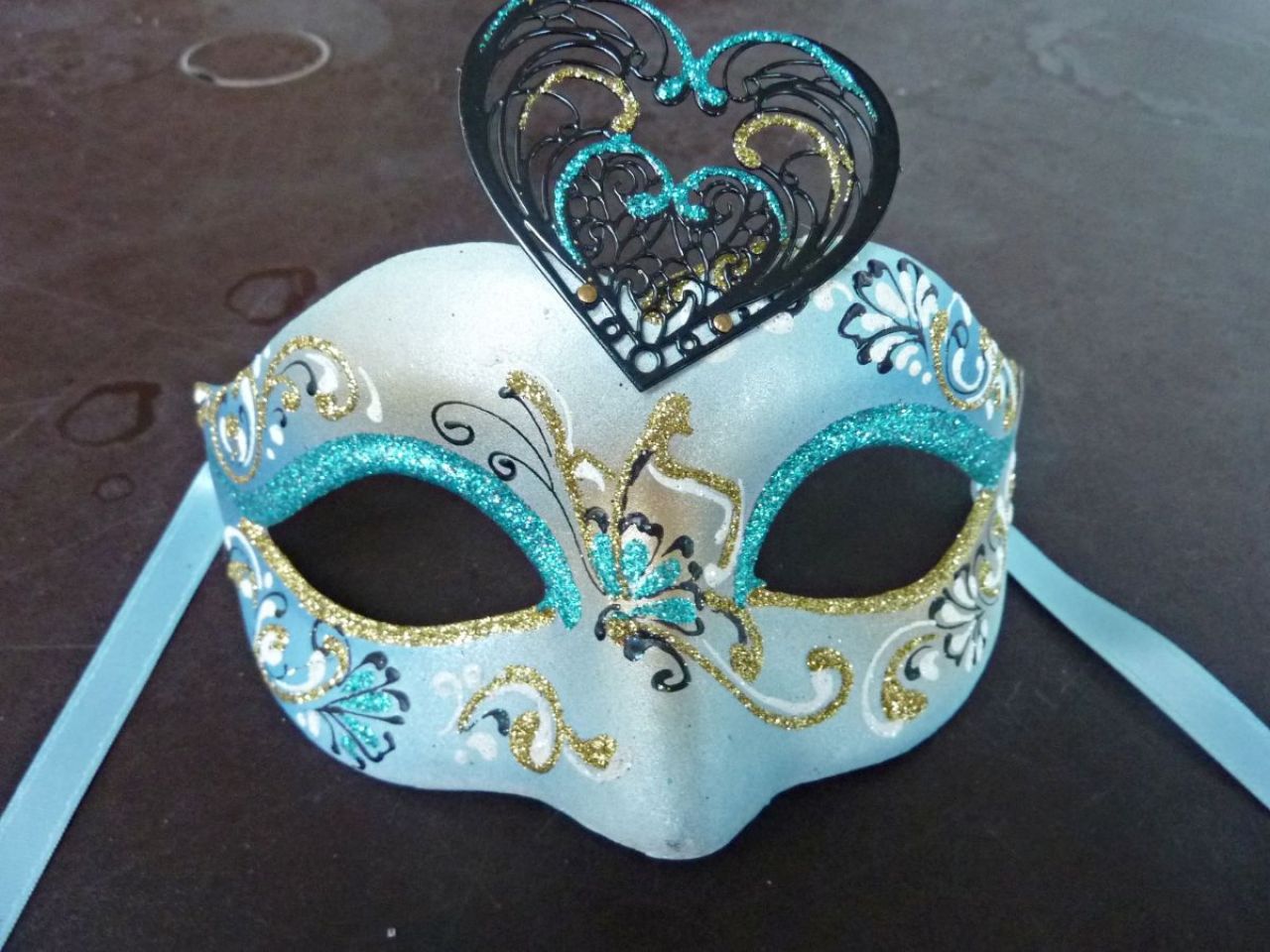 masque loup bleu clair avec décorations en glitter et coeur en métal au centre